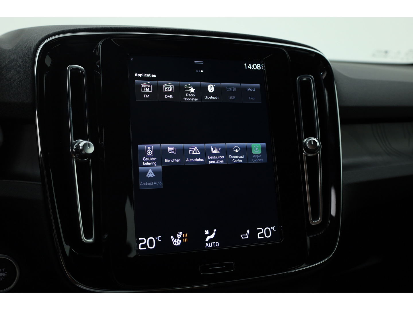 Volvo XC40 1.5 T5 Plug-in hybrid Plus Dark Facelift, Trekhaak, 20 inch, H&K Audio, elek. stoelen, stoel+ stuurverw.