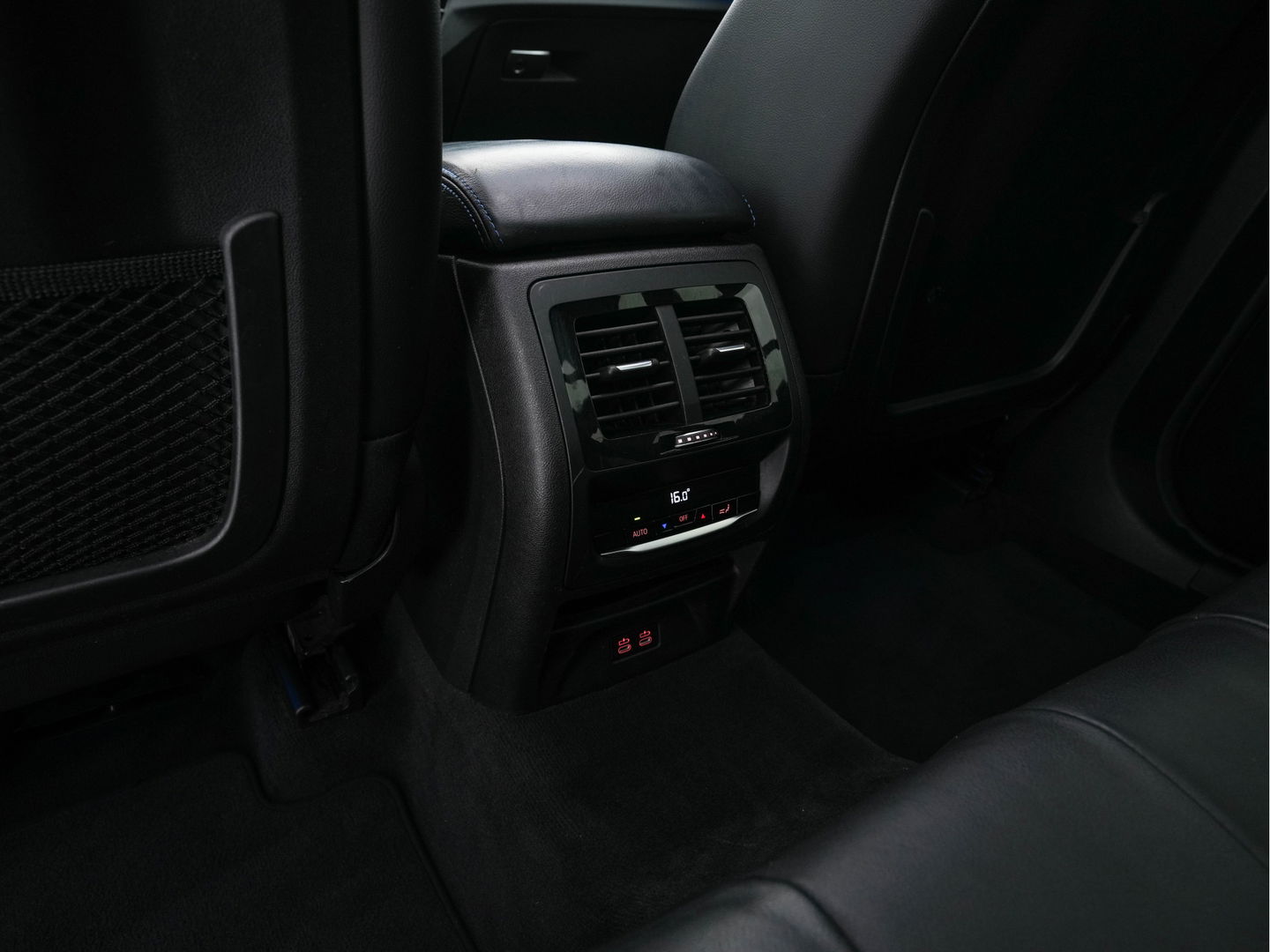 BMW X3 xDrive30e M-Sportpack Business Edition Plus (INCL-BTW) *PANO | LUXURY-LEATHER | FULL-LED | DIGI-COCKPIT | HIFI-SOUND | CARPLAY | DAB+ | HEATED-SPORTSEATS | AMBIENT-LIGHT | PRIVACY-GLASS | SHIFT-PADDLES | TOWBAR | 19''ALU*