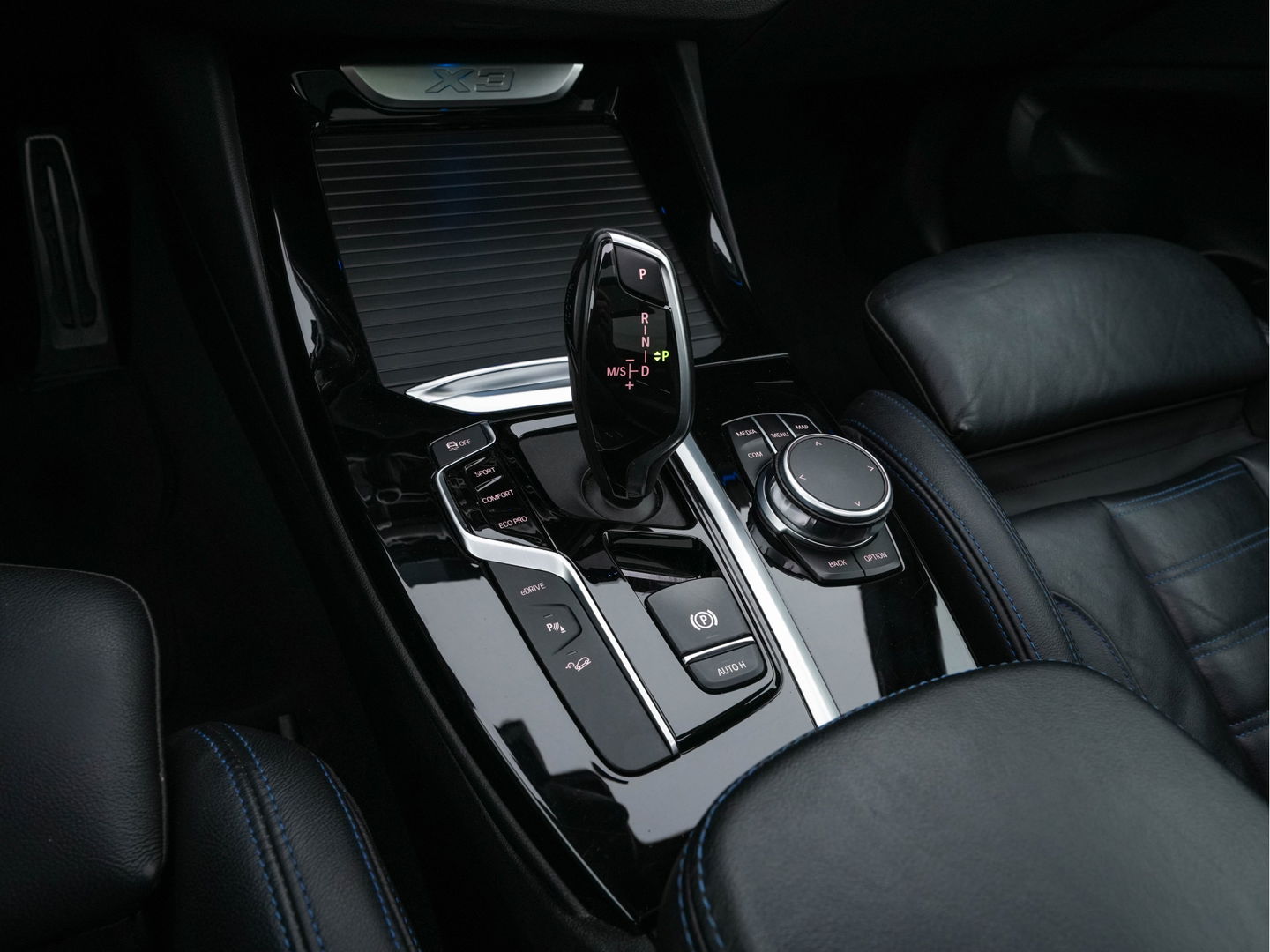 BMW X3 xDrive30e M-Sportpack Business Edition Plus (INCL-BTW) *PANO | LUXURY-LEATHER | FULL-LED | DIGI-COCKPIT | HIFI-SOUND | CARPLAY | DAB+ | HEATED-SPORTSEATS | AMBIENT-LIGHT | PRIVACY-GLASS | SHIFT-PADDLES | TOWBAR | 19''ALU*