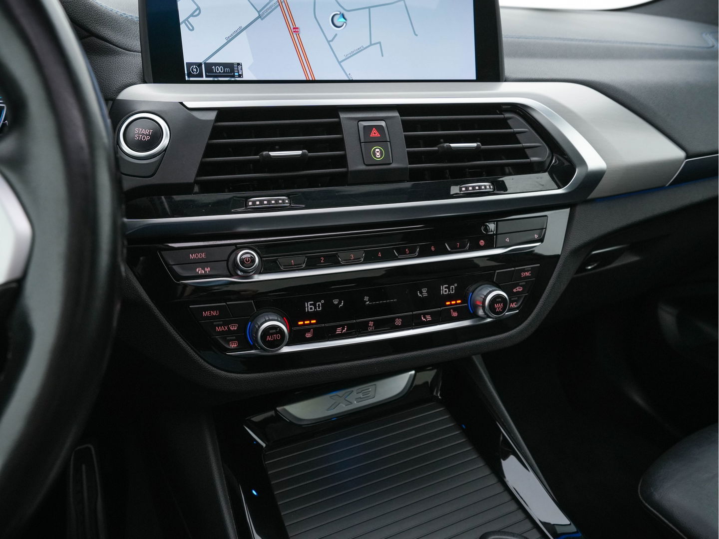 BMW X3 xDrive30e M-Sportpack Business Edition Plus (INCL-BTW) *PANO | LUXURY-LEATHER | FULL-LED | DIGI-COCKPIT | HIFI-SOUND | CARPLAY | DAB+ | HEATED-SPORTSEATS | AMBIENT-LIGHT | PRIVACY-GLASS | SHIFT-PADDLES | TOWBAR | 19''ALU*