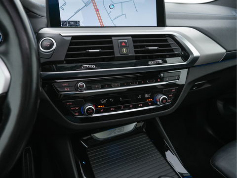 BMW X3 xDrive30e M-Sportpack Business Edition Plus (INCL-BTW) *PANO | LUXURY-LEATHER | FULL-LED | DIGI-COCKPIT | HIFI-SOUND | CARPLAY | DAB+ | HEATED-SPORTSEATS | AMBIENT-LIGHT | PRIVACY-GLASS | SHIFT-PADDLES | TOWBAR | 19''ALU*