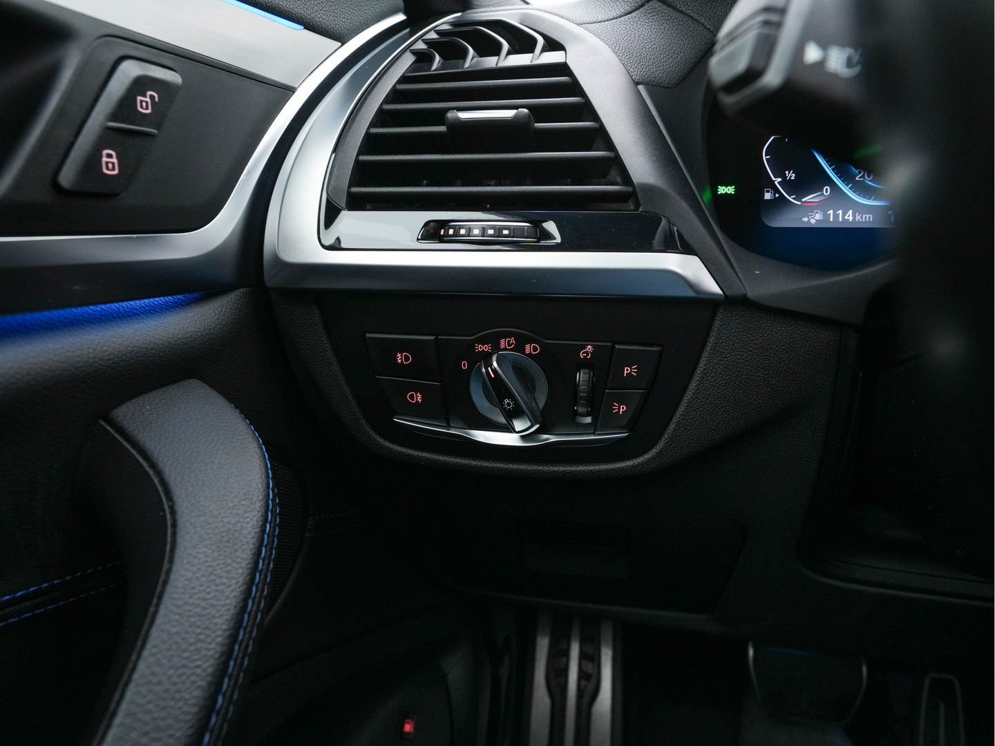 BMW X3 xDrive30e M-Sportpack Business Edition Plus (INCL-BTW) *PANO | LUXURY-LEATHER | FULL-LED | DIGI-COCKPIT | HIFI-SOUND | CARPLAY | DAB+ | HEATED-SPORTSEATS | AMBIENT-LIGHT | PRIVACY-GLASS | SHIFT-PADDLES | TOWBAR | 19''ALU*
