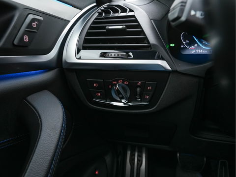 BMW X3 xDrive30e M-Sportpack Business Edition Plus (INCL-BTW) *PANO | LUXURY-LEATHER | FULL-LED | DIGI-COCKPIT | HIFI-SOUND | CARPLAY | DAB+ | HEATED-SPORTSEATS | AMBIENT-LIGHT | PRIVACY-GLASS | SHIFT-PADDLES | TOWBAR | 19''ALU*