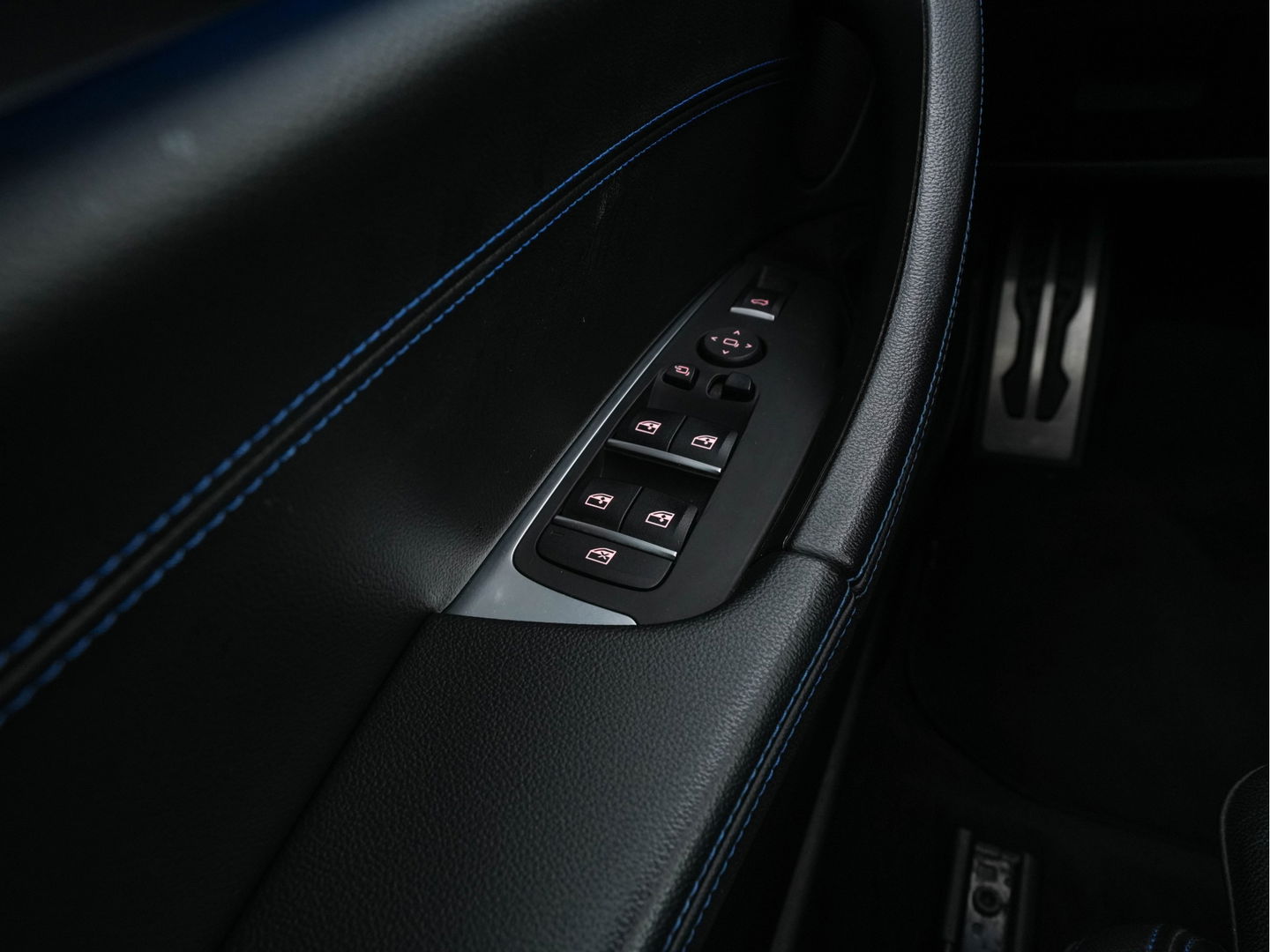 BMW X3 xDrive30e M-Sportpack Business Edition Plus (INCL-BTW) *PANO | LUXURY-LEATHER | FULL-LED | DIGI-COCKPIT | HIFI-SOUND | CARPLAY | DAB+ | HEATED-SPORTSEATS | AMBIENT-LIGHT | PRIVACY-GLASS | SHIFT-PADDLES | TOWBAR | 19''ALU*