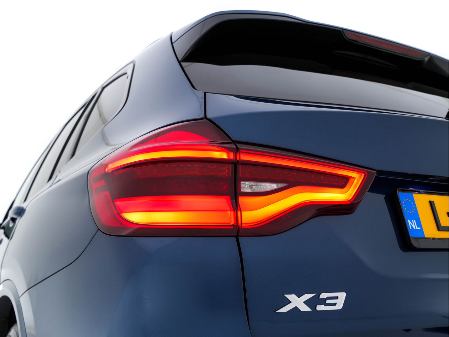 BMW X3 xDrive30e M-Sportpack Business Edition Plus (INCL-BTW) *PANO | LUXURY-LEATHER | FULL-LED | DIGI-COCKPIT | HIFI-SOUND | CARPLAY | DAB+ | HEATED-SPORTSEATS | AMBIENT-LIGHT | PRIVACY-GLASS | SHIFT-PADDLES | TOWBAR | 19''ALU*