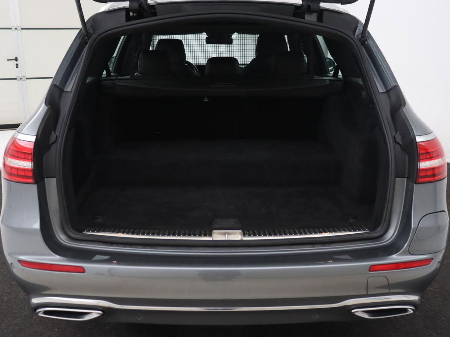 Mercedes-Benz E-Klasse 300 e AMG Line | Leder | Sfeerverlichting | Stoelverwarming | Adaptive Cruise | Camera | Carplay