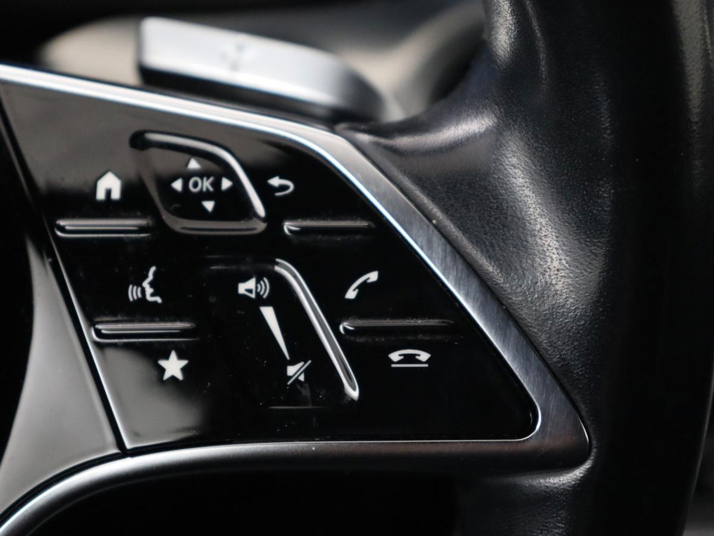 Mercedes-Benz E-Klasse 300 e AMG Line | Leder | Sfeerverlichting | Stoelverwarming | Adaptive Cruise | Camera | Carplay