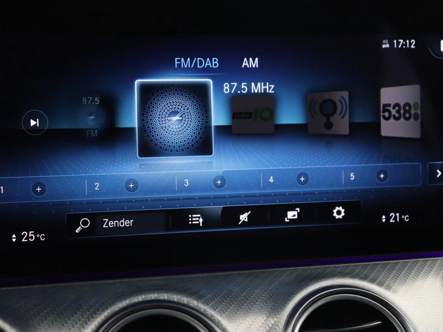 Mercedes-Benz E-Klasse 300 e AMG Line | Leder | Sfeerverlichting | Stoelverwarming | Adaptive Cruise | Camera | Carplay