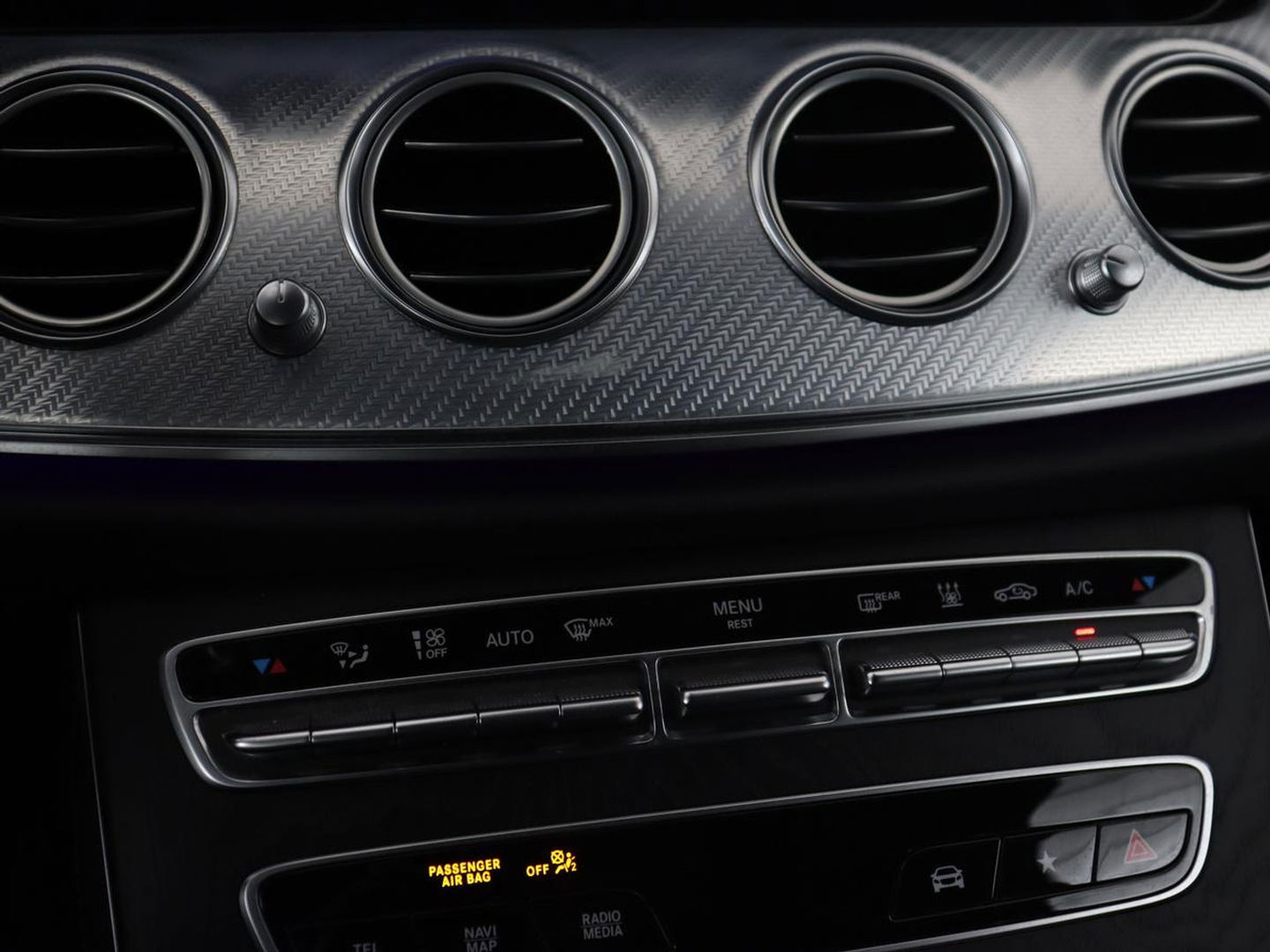 Mercedes-Benz E-Klasse 300 e AMG Line | Leder | Sfeerverlichting | Stoelverwarming | Adaptive Cruise | Camera | Carplay