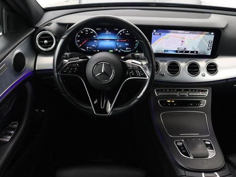 Mercedes-Benz E-Klasse 300 e AMG Line | Leder | Sfeerverlichting | Stoelverwarming | Adaptive Cruise | Camera | Carplay
