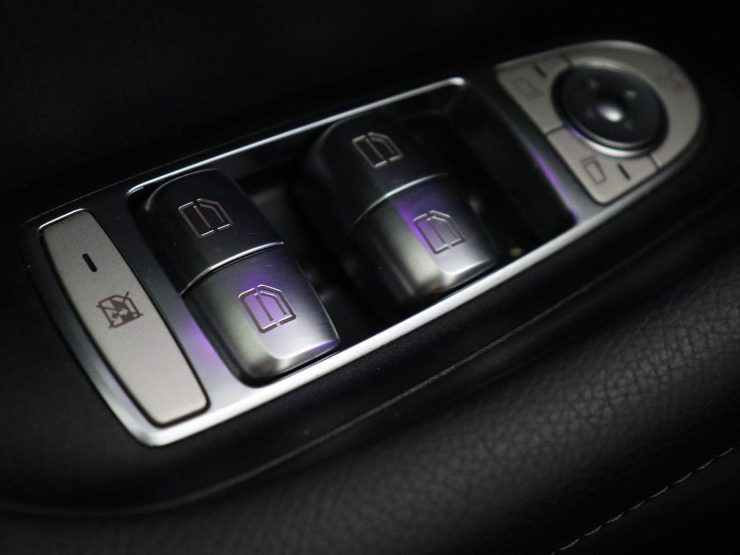 Mercedes-Benz E-Klasse 300 e AMG Line | Leder | Sfeerverlichting | Stoelverwarming | Adaptive Cruise | Camera | Carplay