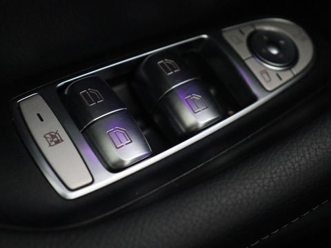 Mercedes-Benz E-Klasse 300 e AMG Line | Leder | Sfeerverlichting | Stoelverwarming | Adaptive Cruise | Camera | Carplay