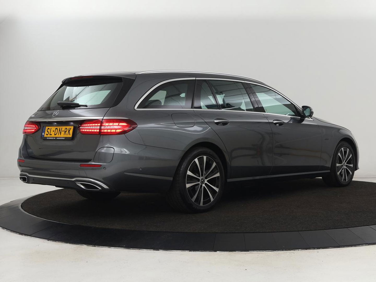 Mercedes-Benz E-Klasse 300 e AMG Line | Leder | Sfeerverlichting | Stoelverwarming | Adaptive Cruise | Camera | Carplay