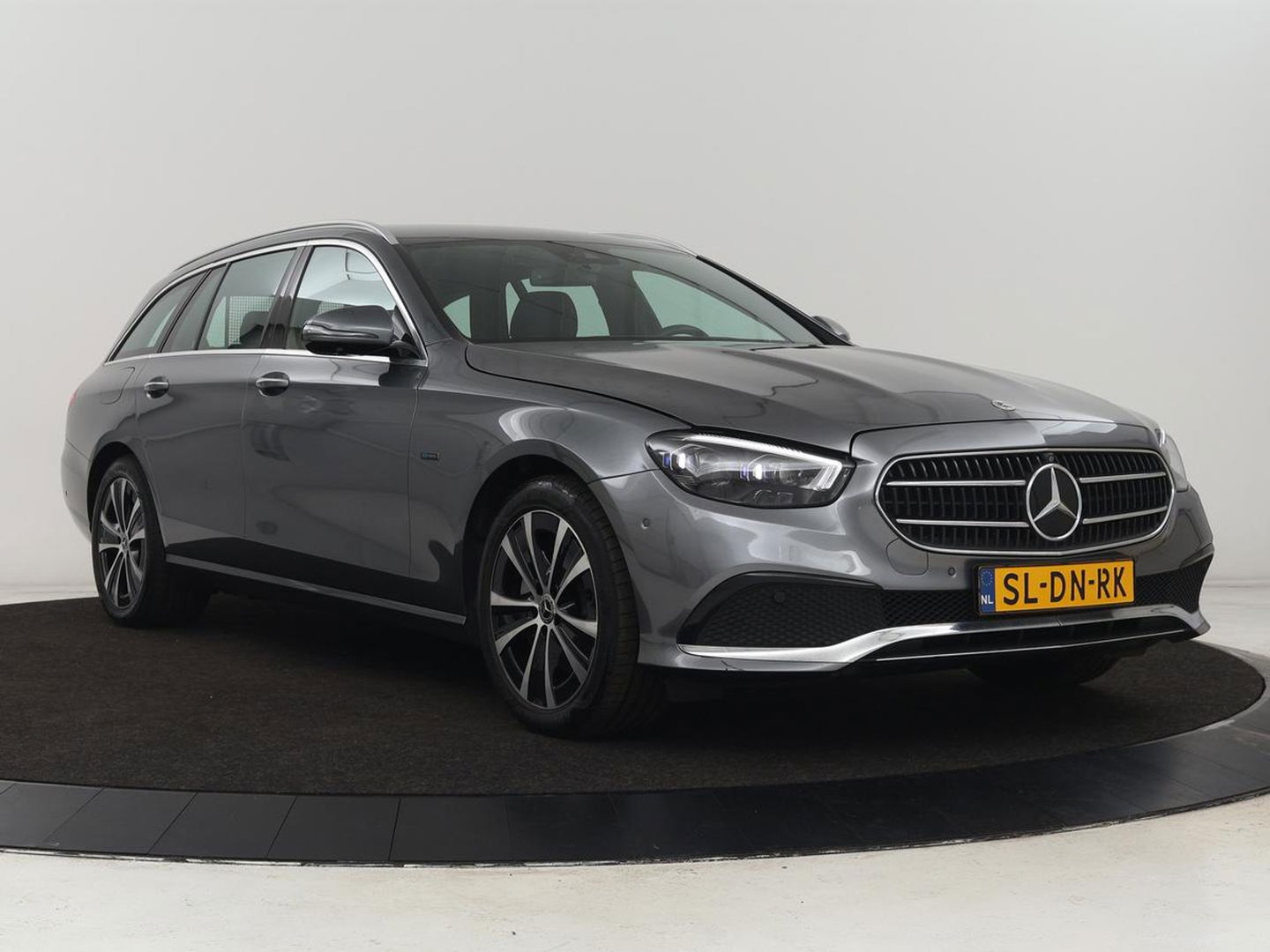 Mercedes-Benz E-Klasse 300 e AMG Line | Leder | Sfeerverlichting | Stoelverwarming | Adaptive Cruise | Camera | Carplay