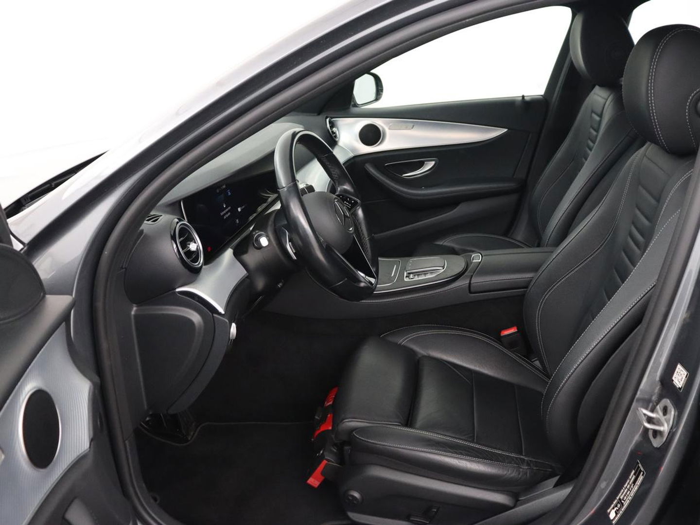 Mercedes-Benz E-Klasse 300 e AMG Line | Leder | Sfeerverlichting | Stoelverwarming | Adaptive Cruise | Camera | Carplay