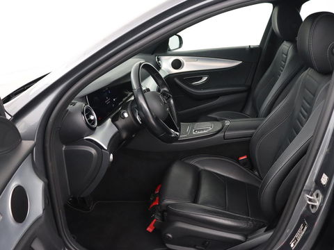 Mercedes-Benz E-Klasse 300 e AMG Line | Leder | Sfeerverlichting | Stoelverwarming | Adaptive Cruise | Camera | Carplay