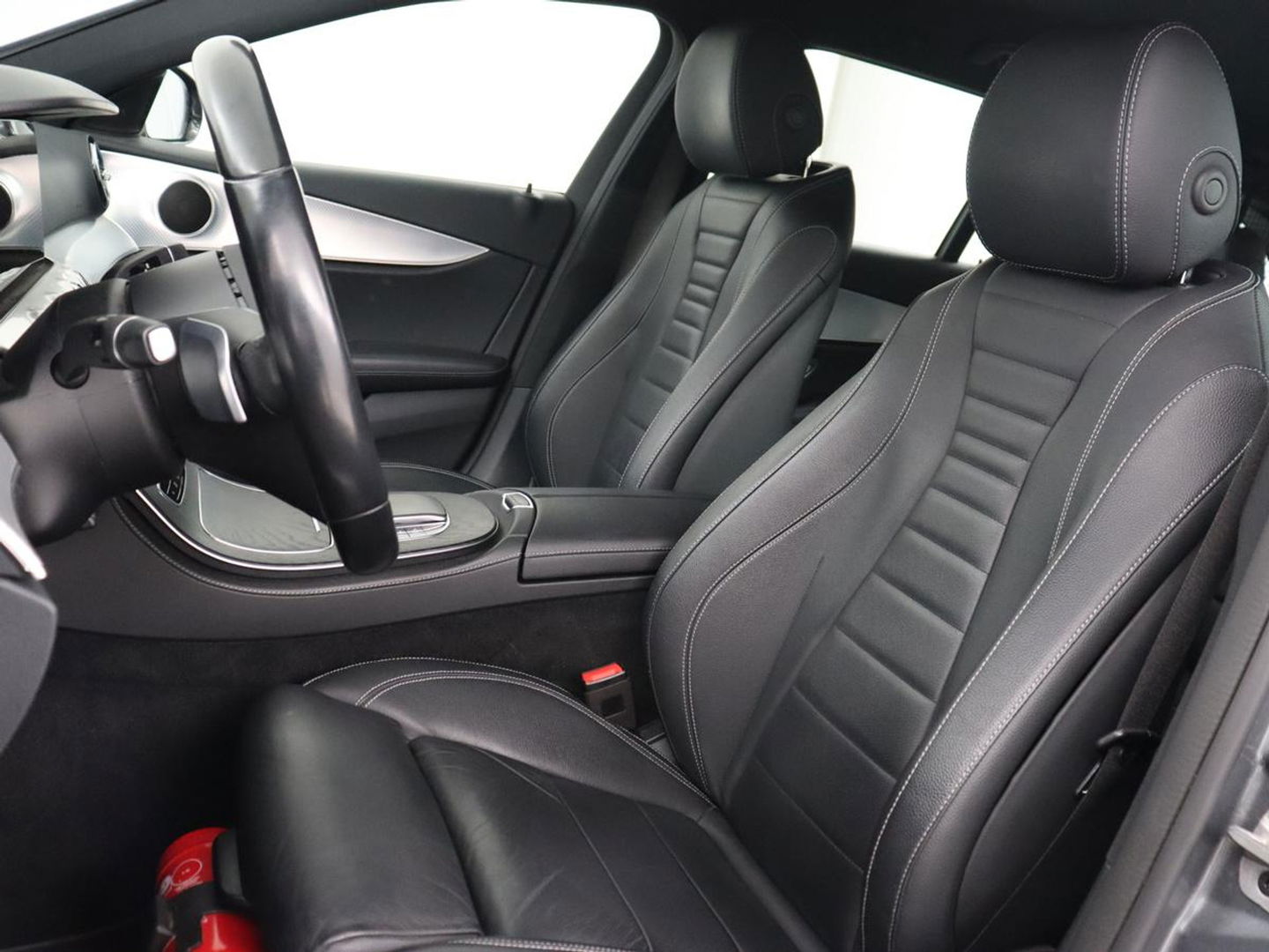 Mercedes-Benz E-Klasse 300 e AMG Line | Leder | Sfeerverlichting | Stoelverwarming | Adaptive Cruise | Camera | Carplay