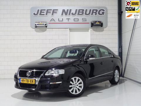 Volkswagen Passat 2.0 FSI Comfortline "Origineel NL!" Trekhaak Navigatie Parkeersensoren Climatronic Cruise-control Airco