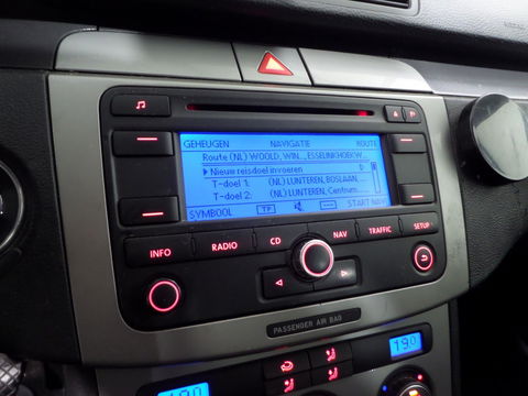 Volkswagen Passat 2.0 FSI Comfortline "Origineel NL!" Trekhaak Navigatie Parkeersensoren Climatronic Cruise-control Airco