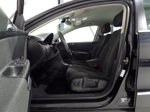 Volkswagen Passat 2.0 FSI Comfortline "Origineel NL!" Trekhaak Navigatie Parkeersensoren Climatronic Cruise-control Airco