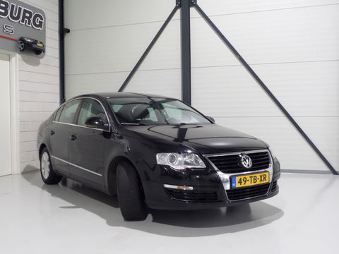 Volkswagen Passat 2.0 FSI Comfortline "Origineel NL!" Trekhaak Navigatie Parkeersensoren Climatronic Cruise-control Airco
