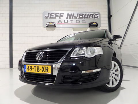 Volkswagen Passat 2.0 FSI Comfortline "Origineel NL!" Trekhaak Navigatie Parkeersensoren Climatronic Cruise-control Airco