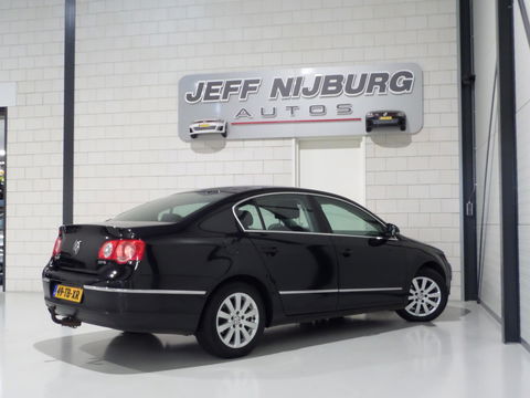 Volkswagen Passat 2.0 FSI Comfortline "Origineel NL!" Trekhaak Navigatie Parkeersensoren Climatronic Cruise-control Airco