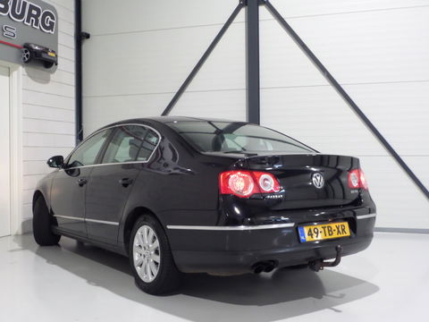 Volkswagen Passat 2.0 FSI Comfortline "Origineel NL!" Trekhaak Navigatie Parkeersensoren Climatronic Cruise-control Airco