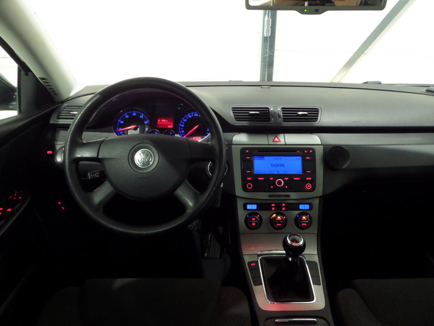 Volkswagen Passat 2.0 FSI Comfortline "Origineel NL!" Trekhaak Navigatie Parkeersensoren Climatronic Cruise-control Airco