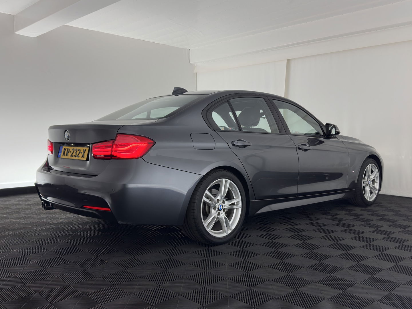 BMW 3-serie 330e Centennial High Executive M-Sportpack Aut. *PANO | LUXURY-LEATHER | FULL-LED | HEATED-SPORTSEATS | KEYLESS | HIFI-SOUND | NAVI-FULLMAP | ECC | SHIFT-PADDLES | PDC | CRUISE | 18''ALU*
