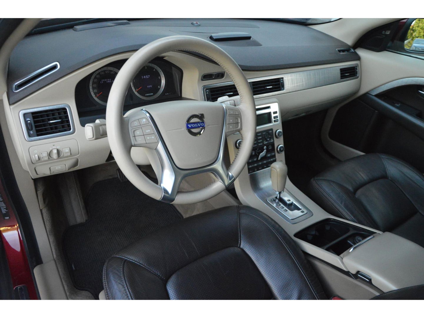 Volvo XC70 D5 AWD Summum Youngtimer | 5 Cilinder | Adap. Cruise | Geventileerde en verwarmde stoelen | BLIS | Dealer onderhouden |