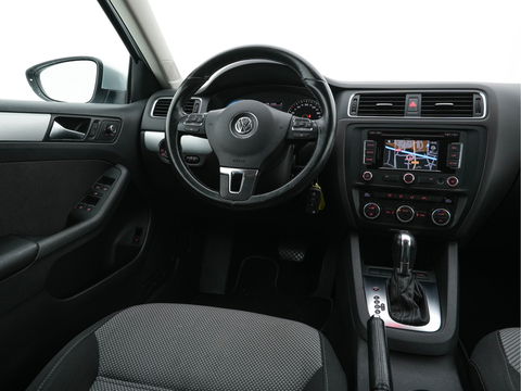 Volkswagen Jetta 1.4 TSI Hybrid Highline Aut. *XENON | NAVI | COMFORT-SEATS | ECC | PRIVACY-GLASS | PDC | SHIFT-PADDLES | CRUISE | 18''ALU*