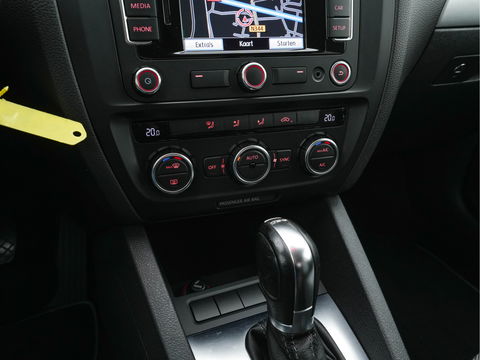 Volkswagen Jetta 1.4 TSI Hybrid Highline Aut. *XENON | NAVI | COMFORT-SEATS | ECC | PRIVACY-GLASS | PDC | SHIFT-PADDLES | CRUISE | 18''ALU*