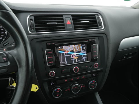 Volkswagen Jetta 1.4 TSI Hybrid Highline Aut. *XENON | NAVI | COMFORT-SEATS | ECC | PRIVACY-GLASS | PDC | SHIFT-PADDLES | CRUISE | 18''ALU*
