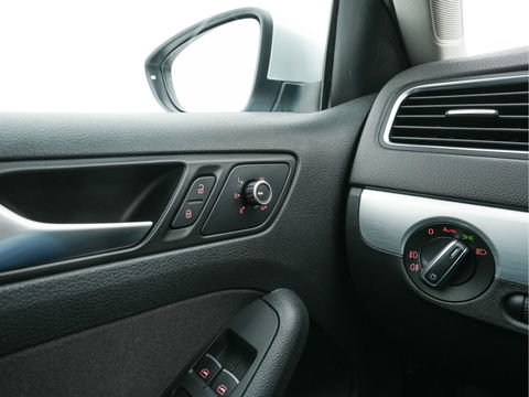 Volkswagen Jetta 1.4 TSI Hybrid Highline Aut. *XENON | NAVI | COMFORT-SEATS | ECC | PRIVACY-GLASS | PDC | SHIFT-PADDLES | CRUISE | 18''ALU*