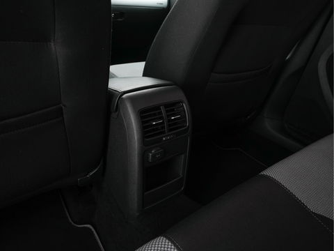 Volkswagen Jetta 1.4 TSI Hybrid Highline Aut. *XENON | NAVI | COMFORT-SEATS | ECC | PRIVACY-GLASS | PDC | SHIFT-PADDLES | CRUISE | 18''ALU*