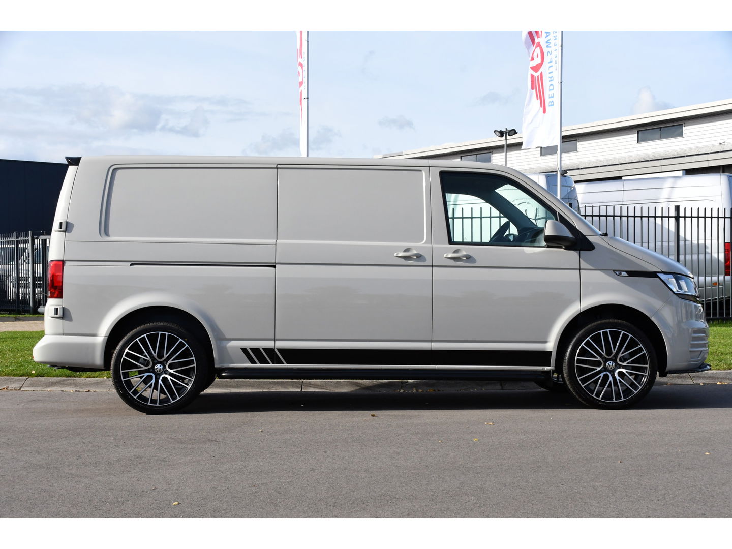 Volkswagen Transporter 2.0 TDI L2H1 PB Edition Camera, Cruise, Carplay, Leder, 150pk, Automaat, Multimedia, laadruimte pakket, Uniek!