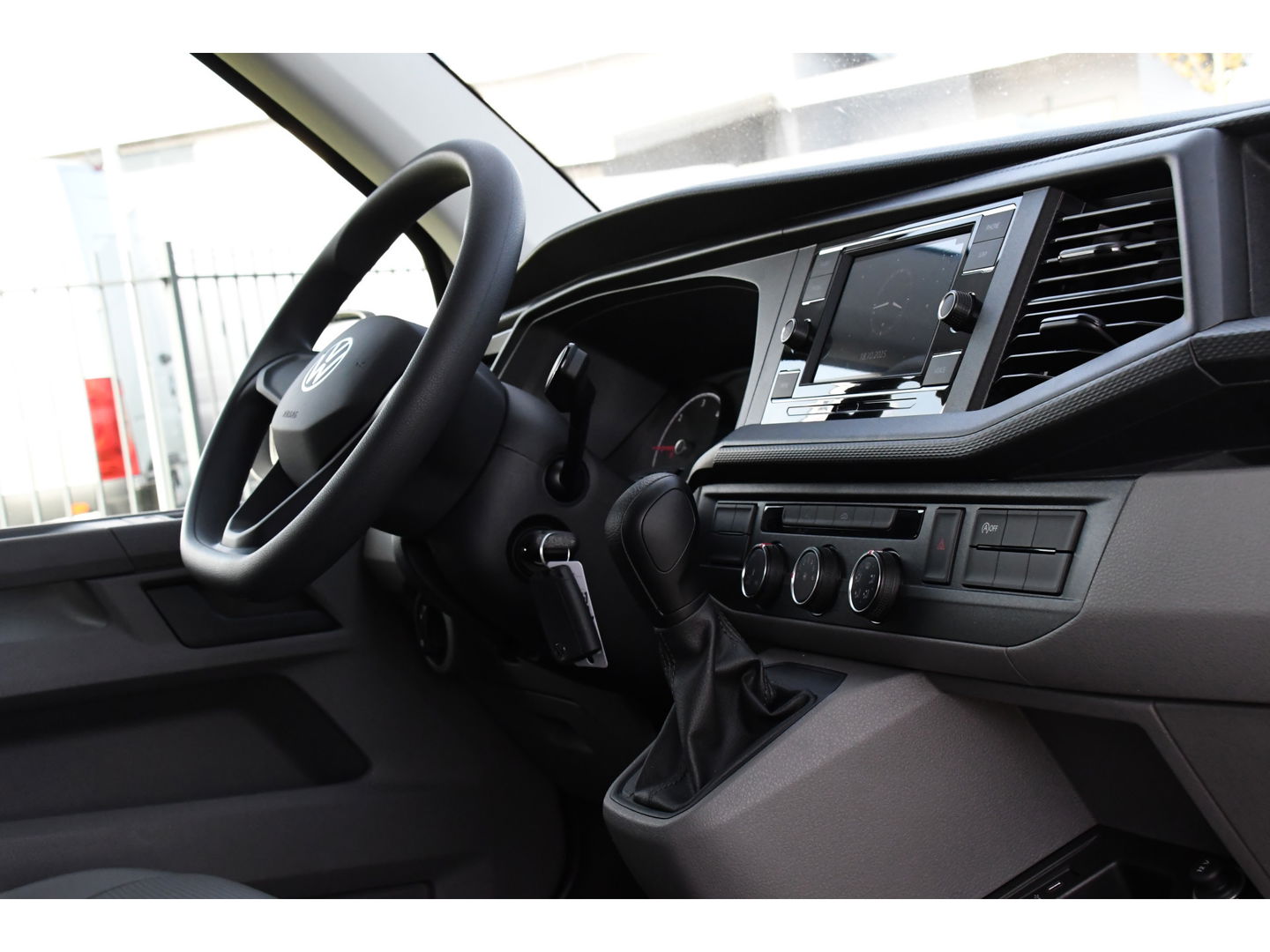 Volkswagen Transporter 2.0 TDI L2H1 PB Edition Camera, Cruise, Carplay, Leder, 150pk, Automaat, Multimedia, laadruimte pakket, Uniek!