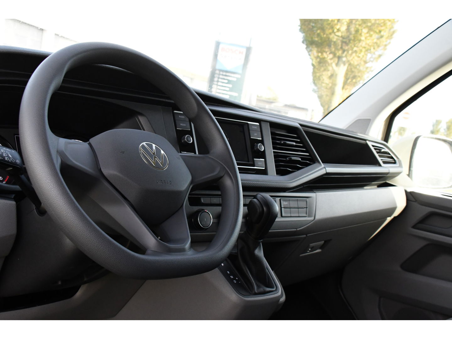 Volkswagen Transporter 2.0 TDI L2H1 PB Edition Camera, Cruise, Carplay, Leder, 150pk, Automaat, Multimedia, laadruimte pakket, Uniek!