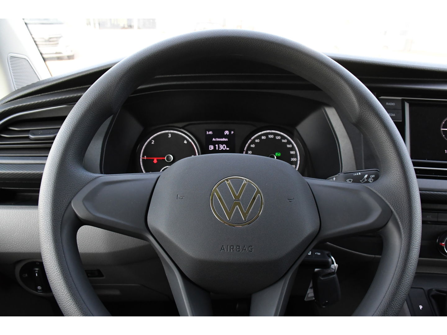 Volkswagen Transporter 2.0 TDI L2H1 PB Edition Camera, Cruise, Carplay, Leder, 150pk, Automaat, Multimedia, laadruimte pakket, Uniek!