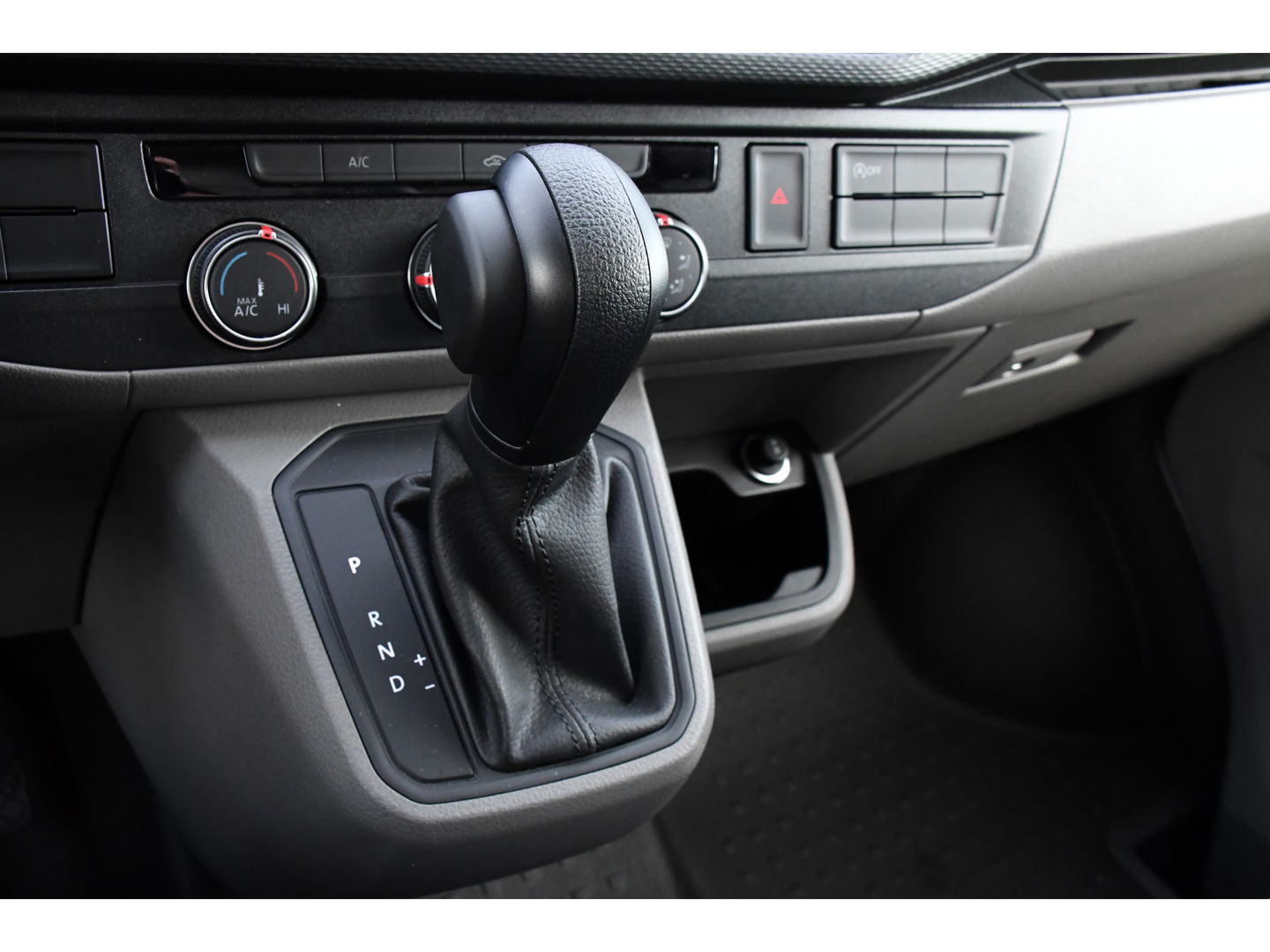 Volkswagen Transporter 2.0 TDI L2H1 PB Edition Camera, Cruise, Carplay, Leder, 150pk, Automaat, Multimedia, laadruimte pakket, Uniek!
