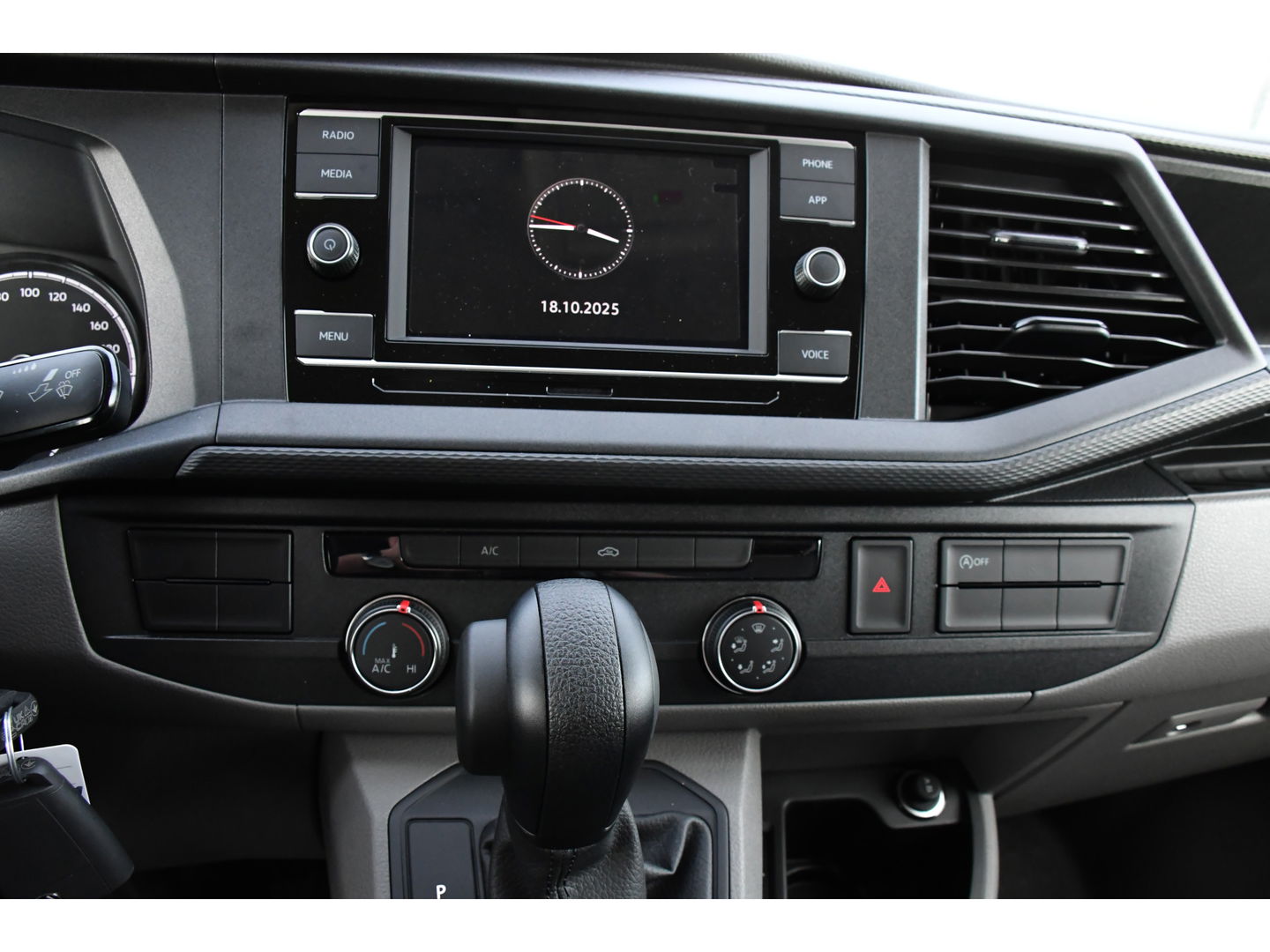 Volkswagen Transporter 2.0 TDI L2H1 PB Edition Camera, Cruise, Carplay, Leder, 150pk, Automaat, Multimedia, laadruimte pakket, Uniek!