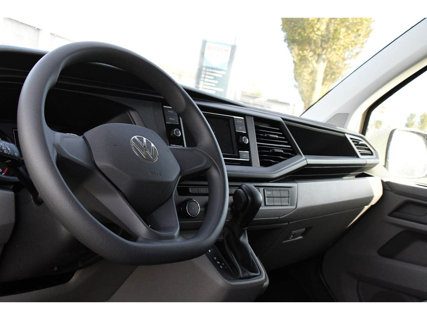 Volkswagen Transporter 2.0 TDI L2H1 PB Edition Camera, Cruise, Carplay, Leder, 150pk, Automaat, Multimedia, laadruimte pakket, Uniek!