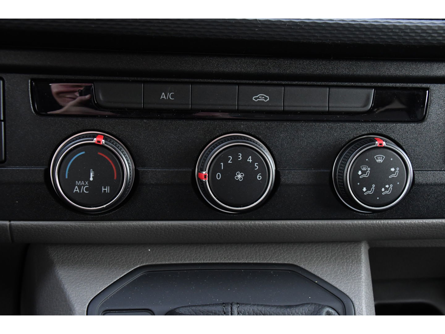 Volkswagen Transporter 2.0 TDI L2H1 PB Edition Camera, Cruise, Carplay, Leder, 150pk, Automaat, Multimedia, laadruimte pakket, Uniek!