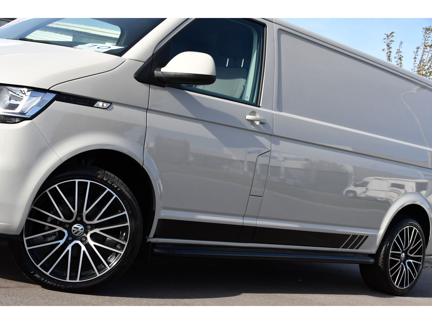 Volkswagen Transporter 2.0 TDI L2H1 PB Edition Camera, Cruise, Carplay, Leder, 150pk, Automaat, Multimedia, laadruimte pakket, Uniek!