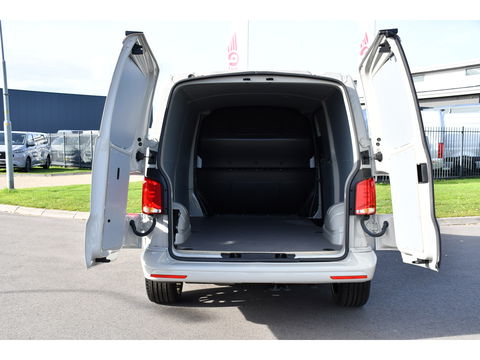 Volkswagen Transporter 2.0 TDI L2H1 PB Edition Camera, Cruise, Carplay, Leder, 150pk, Automaat, Multimedia, laadruimte pakket, Uniek!