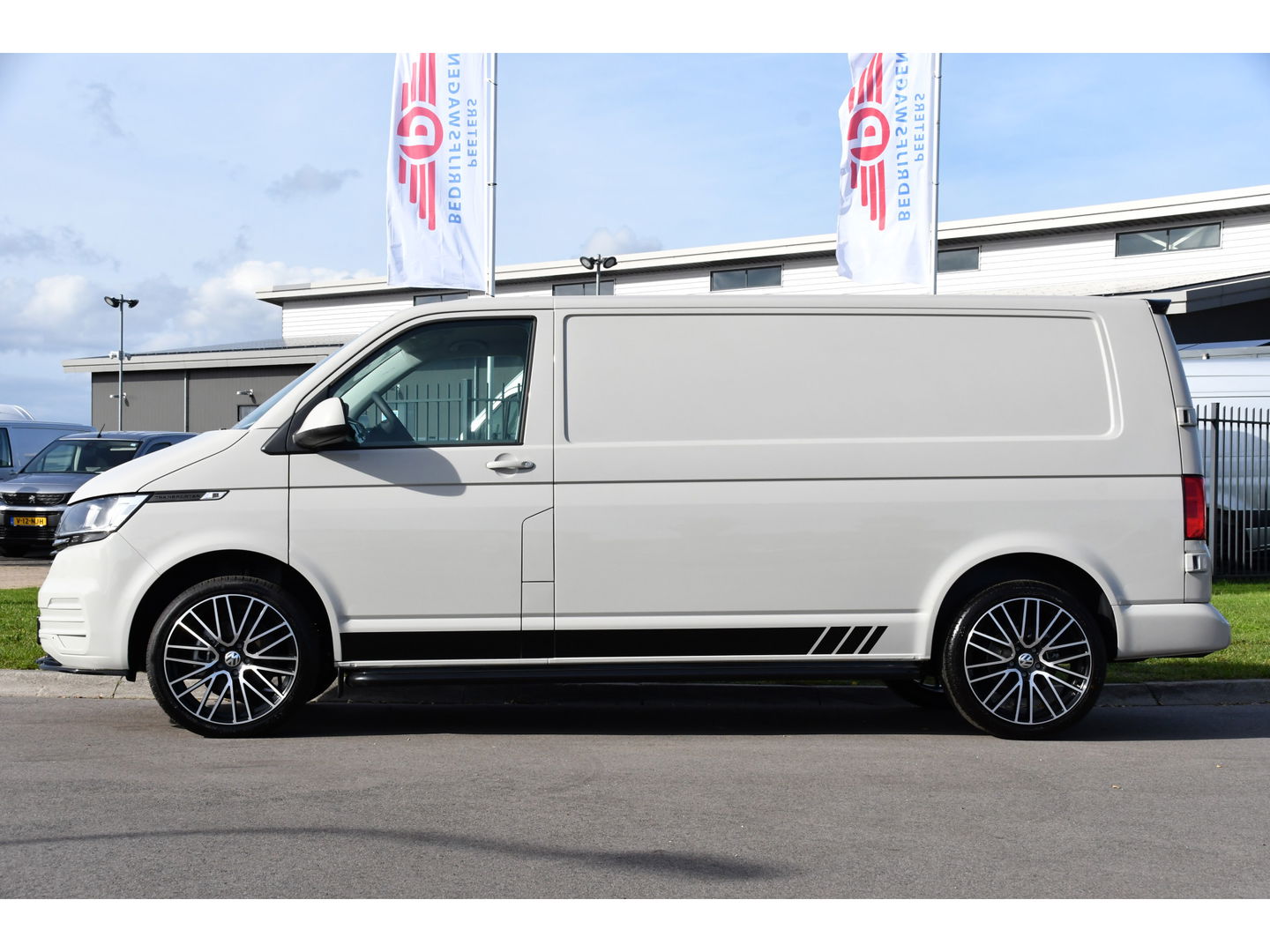 Volkswagen Transporter 2.0 TDI L2H1 PB Edition Camera, Cruise, Carplay, Leder, 150pk, Automaat, Multimedia, laadruimte pakket, Uniek!