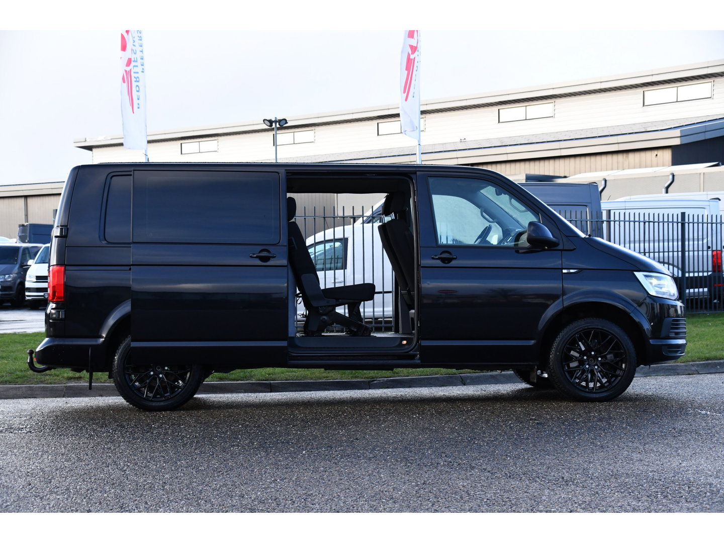 Volkswagen Transporter 2.0 TDI L2H1 DC 4Motion Highline Black Edition Camera, Cruise, Automaat, Multimedia, 204Pk, 2 x schuifdeur, LED, Uniek!