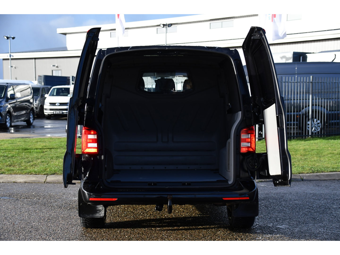 Volkswagen Transporter 2.0 TDI L2H1 DC 4Motion Highline Black Edition Camera, Cruise, Automaat, Multimedia, 204Pk, 2 x schuifdeur, LED, Uniek!