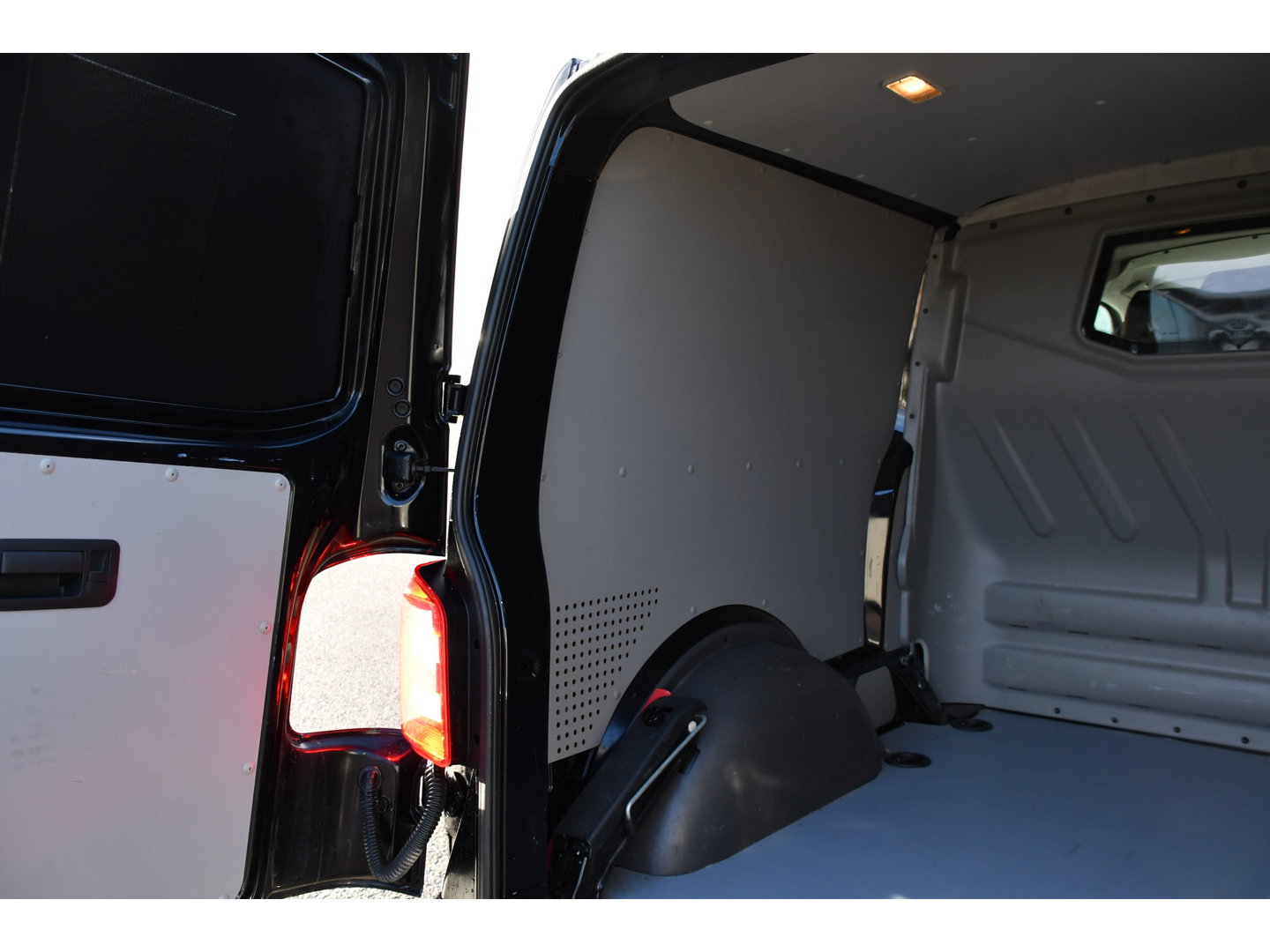 Volkswagen Transporter 2.0 TDI L2H1 DC 4Motion Highline Black Edition Camera, Cruise, Automaat, Multimedia, 204Pk, 2 x schuifdeur, LED, Uniek!